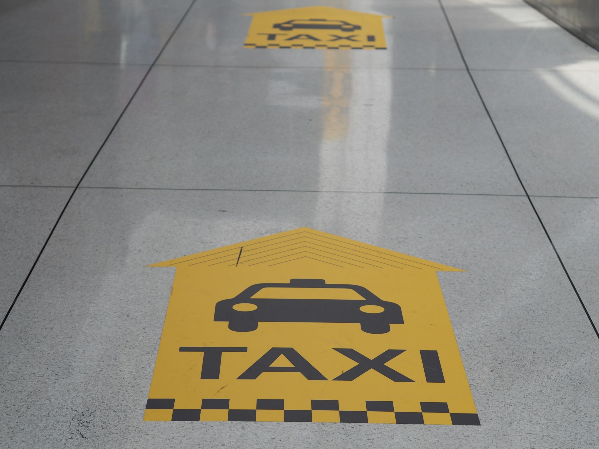 タクシードライバーへの転職を検討されている方はP-CHAN TAXIをご利用ください！