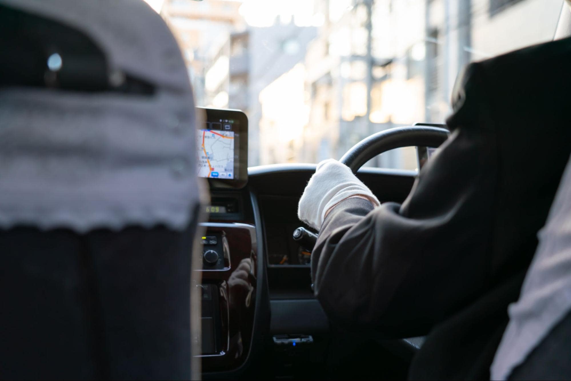 【2026年2月最新】タクシー運転手はやめとけと言われる理由や実態を紹介！
